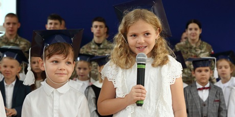 Powiększ grafikę: Uczniowie w sali gimnastycznej podczas pasowania na ucznia.