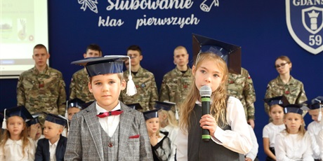 Powiększ grafikę: Uczniowie w sali gimnastycznej podczas pasowania na ucznia.