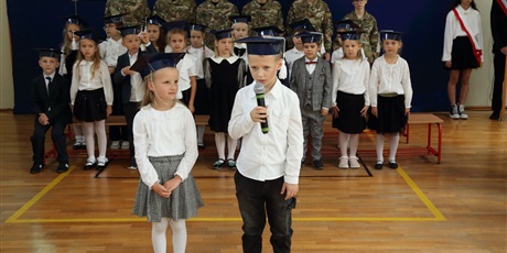 Powiększ grafikę: Uczniowie w sali gimnastycznej podczas pasowania na ucznia.