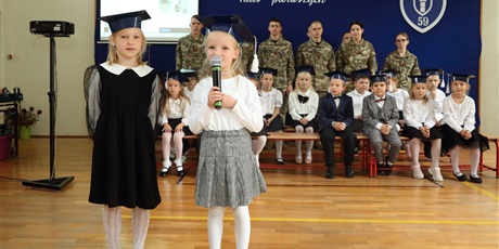 Powiększ grafikę: Uczniowie w sali gimnastycznej podczas pasowania na ucznia.