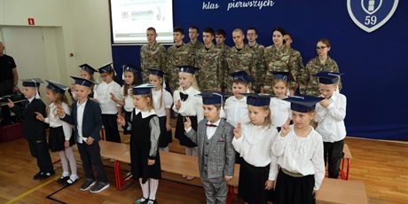 Powiększ grafikę: Uczniowie w sali gimnastycznej podczas składania przysięgi.