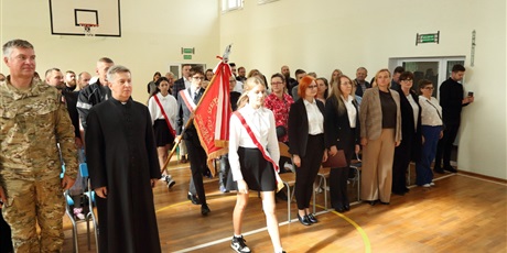 Powiększ grafikę: Wejście pocztu sztandarowego do sali gimnastycznej podczas apelu.