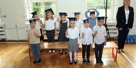 Powiększ grafikę: Uczniowie w sali gimnastycznej podczas składania przysięgi.