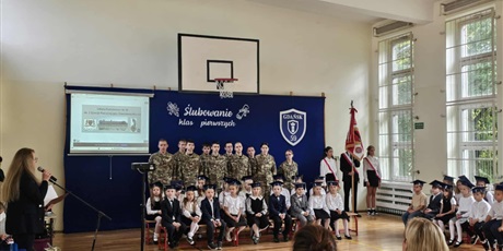 Powiększ grafikę: Pani dyrektor wita gości w sali gimnastycznej podczas  Pasowania na Ucznia.