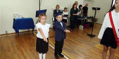 Powiększ grafikę: Uczniowie w sali gimnastycznej podczas składania przysięgi.