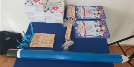 Powiększ grafikę: Dyplomy i upominki, które otrzymali uczniowie.