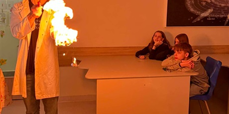 Powiększ grafikę: Uczniowie podczas pokazów chemicznych w sali lekcyjnej.