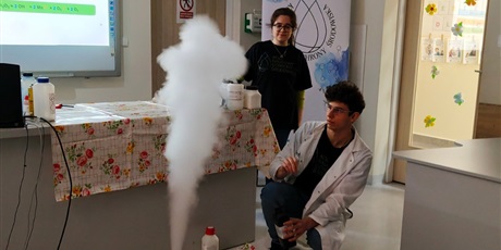 Powiększ grafikę: Prowadzący podczas pokazów chemicznych w sali lekcyjnej.