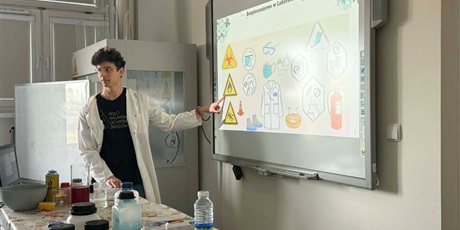 Powiększ grafikę: Prowadzący podczas pokazów chemicznych w sali lekcyjnej.
