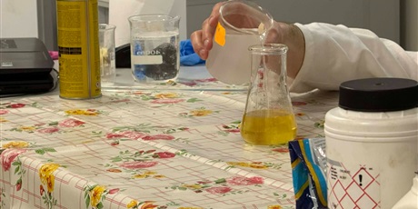 Powiększ grafikę: Prowadzący podczas pokazów chemicznych w sali lekcyjnej.