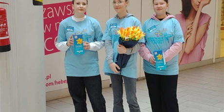 Powiększ grafikę: Uczennice podczas akcji "Pola nadziei".