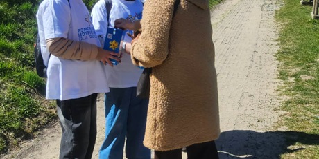 Powiększ grafikę: Uczennice podczas akcji "Pola nadziei".