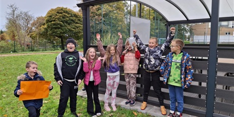 Powiększ grafikę: Uczniowie przy szkole po wykonaniu zadania.