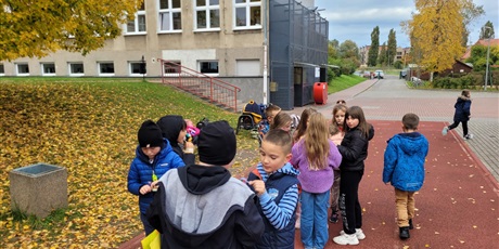 Powiększ grafikę: Uczniowie przy szkole po wykonaniu zadania.