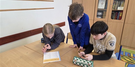 Powiększ grafikę: Uczniowie podczas wykonywania zadań projektowych w sali lekcyjnej.