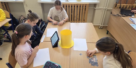 Powiększ grafikę: Uczniowie podczas wykonywania zadań projektowych w sali lekcyjnej.