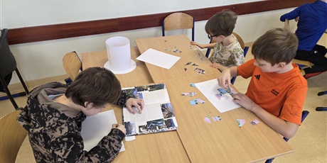 Powiększ grafikę: Uczniowie podczas wykonywania zadań projektowych w sali lekcyjnej.