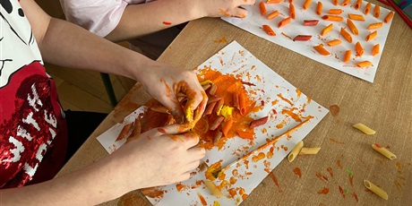 Powiększ grafikę: Uczniowie podczas wykonywania zadań projektowych w sali lekcyjnej.