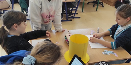 Powiększ grafikę: Uczniowie podczas wykonywania zadań projektowych w sali lekcyjnej.