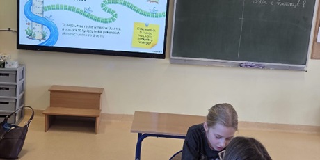 Powiększ grafikę: Uczniowie podczas wykonywania zadań projektowych w sali lekcyjnej.