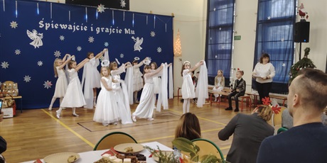 Powiększ grafikę: spotkanie-wigilijne-dla-seniorow-z-dzielnicy-olszynka-666898.jpg