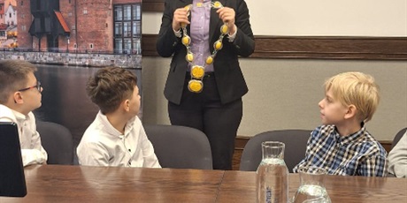 Powiększ grafikę: Uczniowie podczas spotkania z Panią Prezydent Gdańska w sali UM. 