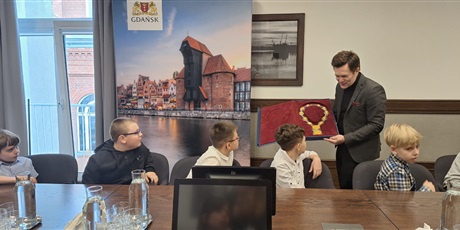 Powiększ grafikę: Uczniowie oglądają "łańcuch prezydenta".