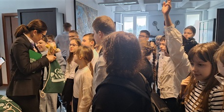 Powiększ grafikę: Uczniowie podczas spotkania z Panią Prezydent Gdańska w sali UM. 