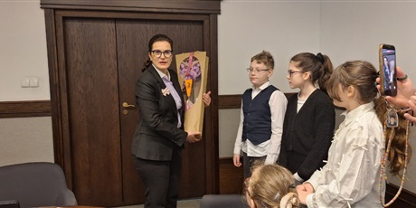 Powiększ grafikę: Uczniowie podczas spotkania z Panią Prezydent Gdańska w sali UM. 