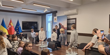 Powiększ grafikę: Uczniowie podczas spotkania z Panią Prezydent Gdańska w sali UM. 