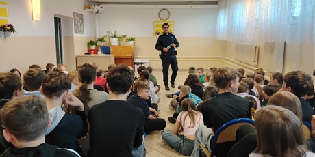 Powiększ grafikę: spotkanie-z-przedstawicielem-policji-625948.jpg