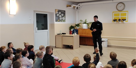 Powiększ grafikę: spotkanie-z-przedstawicielem-policji-625949.jpg