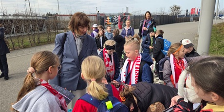 Powiększ grafikę: Pani wiceprezydent Gdańska oraz uczniowie w drodze na stadion piłkarski.