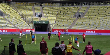 Powiększ grafikę: Reprezentantki Polski w piłce nożnej podczas treningu na stadionie.