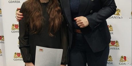 Powiększ grafikę: Pani prezydent oraz uczennica, która otrzymała stypendium Prezydenta Miasta Gdańska.
