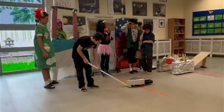 Powiększ grafikę: Uczniowie podczas przedstawienia w trakcie konkursu.