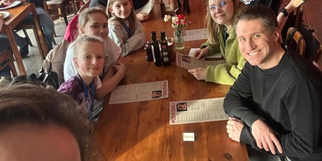 Powiększ grafikę: Uczniowie, nauczyciele i rodzice podczas oczekiwania na posiłek.