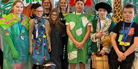 Powiększ grafikę: Zbiorowe zdjęcie uczniów i trenerek biorących udział w konkursie.