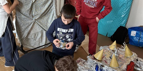 Powiększ grafikę: Uczniowie podczas wykonywania zadania w ramach konkursu.