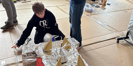 Powiększ grafikę: Uczniowie podczas wykonywania zadania w ramach konkursu.