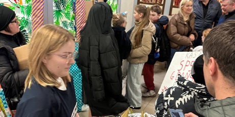 Powiększ grafikę: Uczestnicy konkursu i rodzice przed wejściem na salę konkursową.