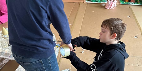 Powiększ grafikę: Uczniowie podczas wykonywania zadania w ramach konkursu.