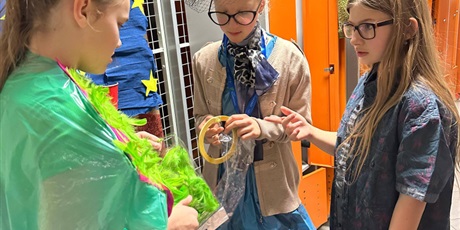 Powiększ grafikę: Uczniowie podczas wykonywania zadania w ramach konkursu.