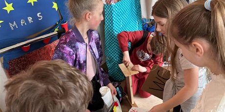 Powiększ grafikę: Uczniowie podczas wykonywania zadania w ramach konkursu.