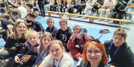 Powiększ grafikę: Uczestnicy konkursu z medalami.