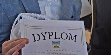 Powiększ grafikę: Uczeń z dyplomem i nagrodą za konkurs.