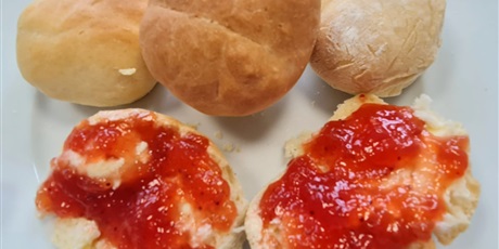 Powiększ grafikę: Bułki na talerzu.