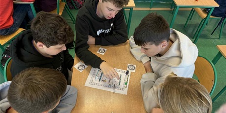 Powiększ grafikę: Uczniowie w sali lekcyjnej rozwiązują zadania matematyczne.