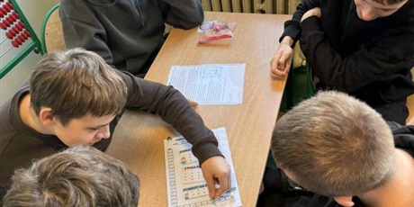 Powiększ grafikę: Uczniowie w sali lekcyjnej rozwiązują zadania matematyczne.