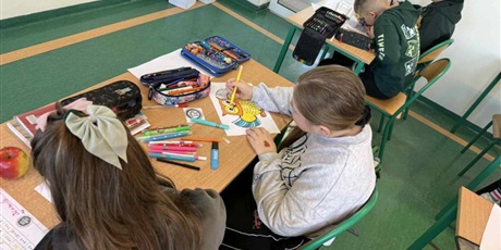 Powiększ grafikę: Uczniowie wykonują zadania matematyczne w sali lekcyjnej.